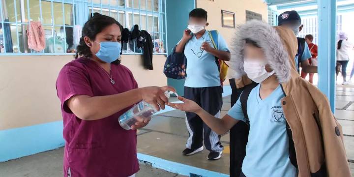 Llaman diputados permitir uso de ropa abrigadora en escuelas