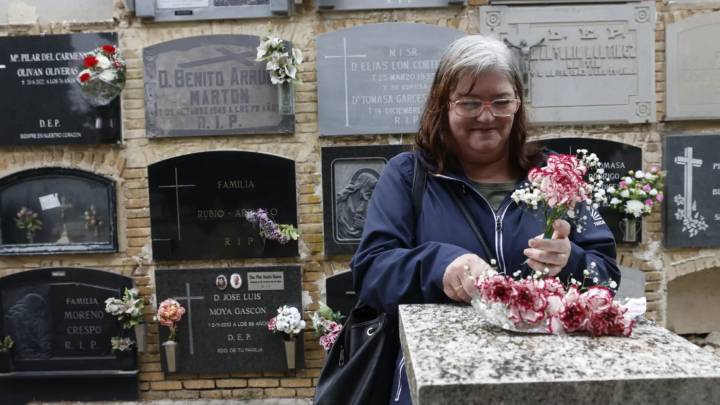 El cementerio de Torrero se llena de miles de visitantes: "He venido a las 9.00 y me iré cuando oscurezca"