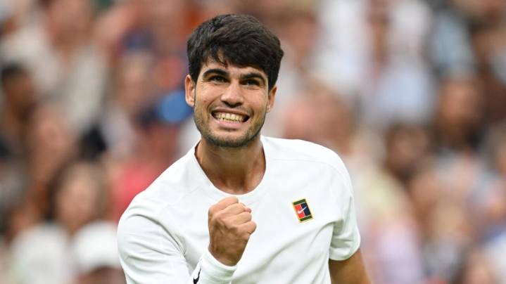 Carlos Alcaraz inicia con fuerza su camino hacia el número uno