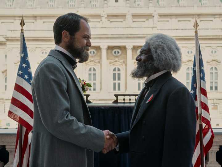 Lo que se viene: la serie histórica "Muerte por un rayo", por Netflix, encabeza los estrenos de la semana en el streaming