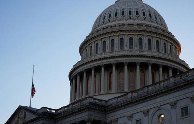 Senadores republicanos y demócratas alcanzan acuerdo para reabrir gobierno federal