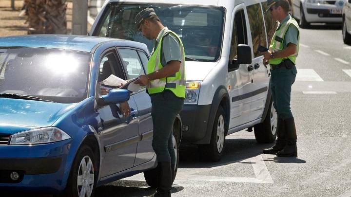 Cuidado con las preguntas que hacen los agentes de tráfico al pararte: pueden ser una trampa para multarte