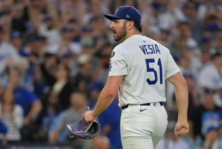 Dodgers LHP Alex Vesia announces death of infant daughter