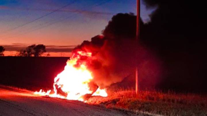 Una mujer escapó de su carro antes de que se incendiara tras un accidente