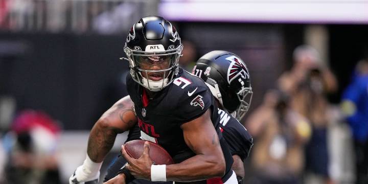 Falcons QB Michael Penix Jr. injures knee against Panthers and replaced by Kirk Cousins