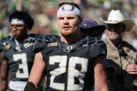 Oregon Ducks to honor 17 seniors before USC game