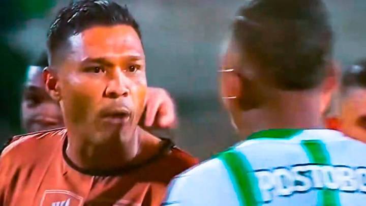 Video | “Se la pasa llorando, y no juega una mon...”; esto fue lo que se dijeron Morelos y Teófilo durante el agarrón finalizando el partido