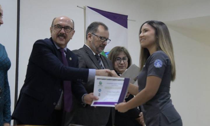 UACH reconoce a estudiantes de Odontología por su excelencia académica