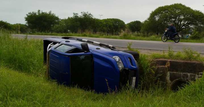 Un joven volcó su camioneta en la colectora de la Ruta 66
