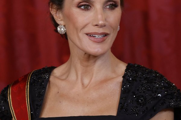 Letizia cambia sus zapatos reales por las sandalias de plataforma de moda