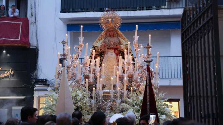 Así fue el emotivo regreso de la Esperanza de Triana a su capilla tras los cultos en la Catedral