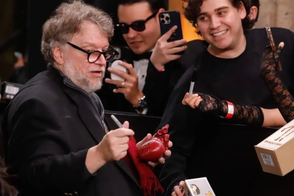 Del Toro apapacha a fans en alfombra de Frankenstein en CDMX
