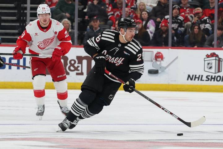 Deadspin | Devils fend off Red Wings, halt 3-game skid