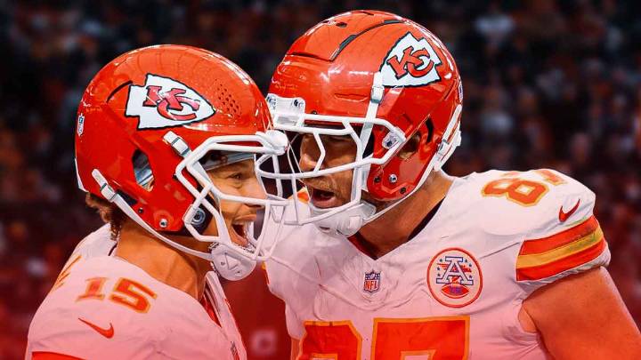 Travis Kelce, Patrick Mahomes, go viral for composure during national anthem