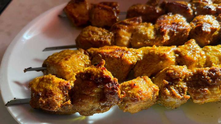 El bar de Zaragoza famoso por sus pinchos morunos: tienen una "mezcla secreta" que engancha