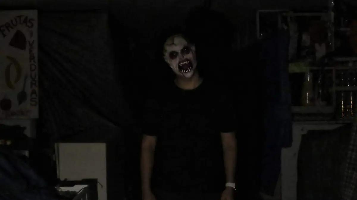 Con velas y lamentos, así se vive el recorrido del terror en el Mercado Nicolás Bravo