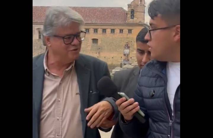 ¿»Yo solo hablo con periodistas»? El debate entre Wilson Arias y el poder de un celular