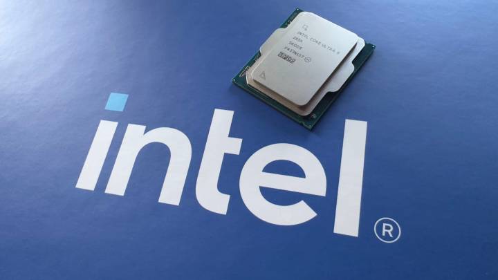 Despite Intel dropping the desktop CPU ball this year, its share of the market fell by just 4.9%—while AMD still lags significantly behind on mobile