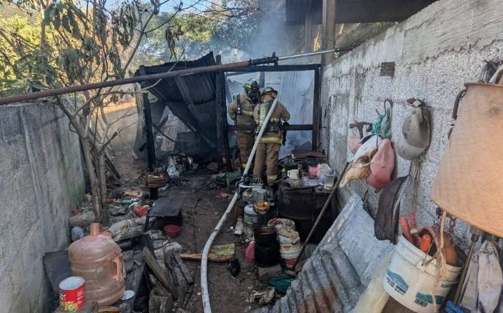 Sofocan incendio de vivienda en Landa de Matamoros