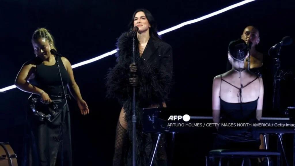 Dua Lipa hace vibrar a Chile interpretando ‘Tu falta de querer’ de Mon Laferte