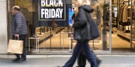 U.S. consumers dial back in sign of anxiety heading Into holidays