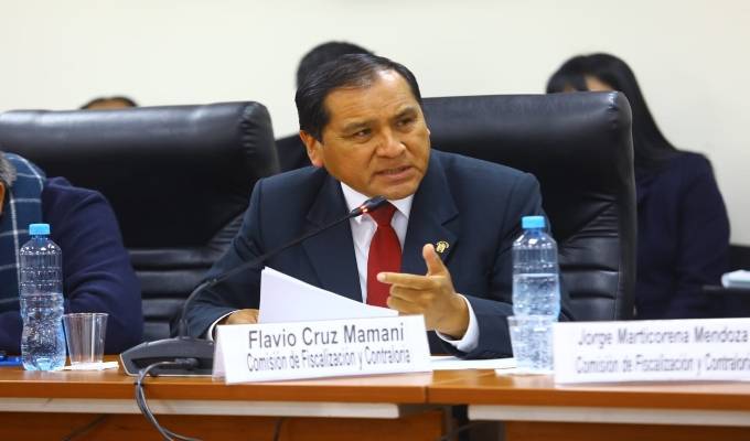 Flavio Cruz defiende y saca la cara por Perú Libre: “El único partido de chol** somos nosotros”