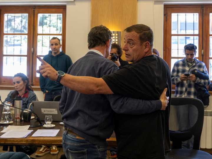 La Justicia frenó un referéndum en Bariloche, el intendente metió un decretazo y casi hay piñas en el Concejo Deliberante