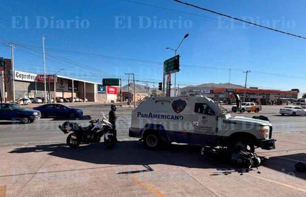 Motociclista intenta rebasar e impacta vs camión de valores