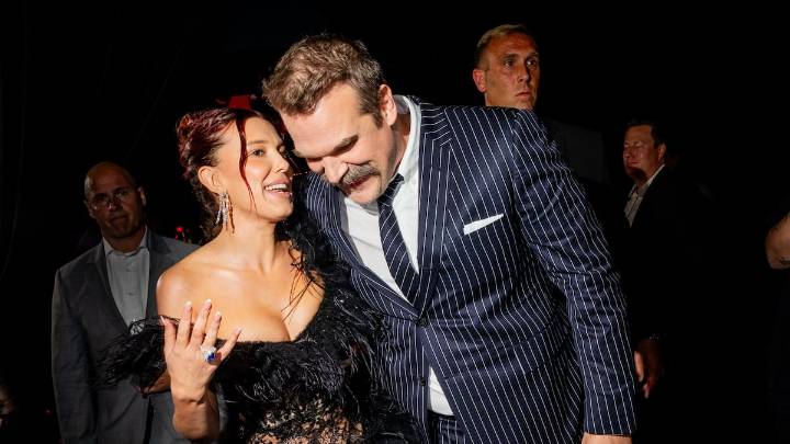 Millie Bobby Brown rompe su silencio sobre su supuesta denuncia por acoso contra su compañero en 'Stranger Things', David Harbour