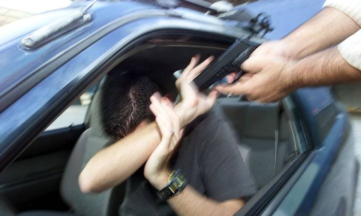 Conductor es víctima de "carjacking" en playa de Luquillo