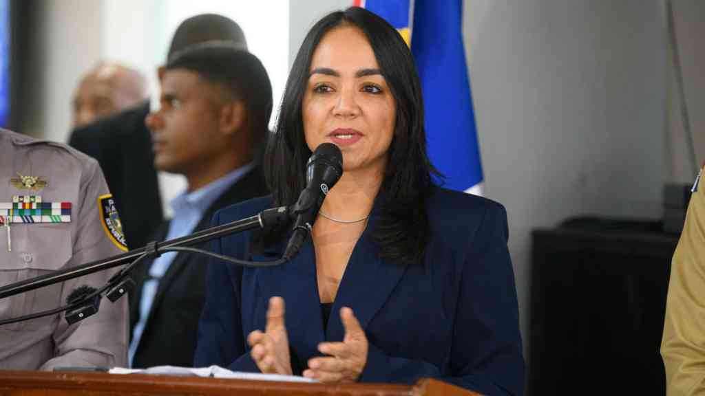 Policías garantizan seguridad durante apagón general en Dominicana