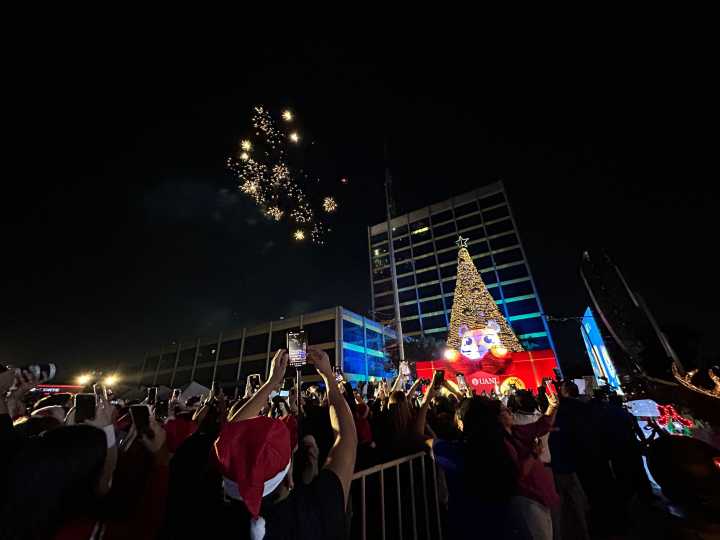Arranca Navidad en la UANL con el tradicional encendido del pino