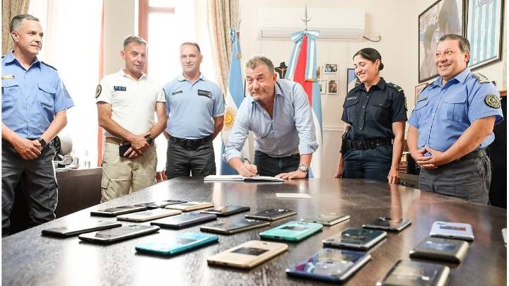 Entre Ríos: entregaron 21 celulares para uso de botón antipánico