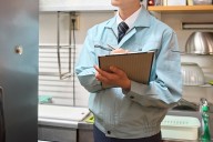 Officials Support Health Inspector Who Pouring Bleach Into Vendor's Food