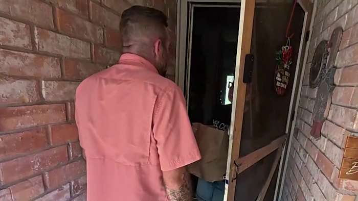 Local roofers deliver Thanksgiving meals, aid storm