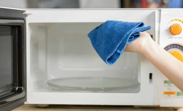 2 ingredientes: el truco para limpiar el microondas a fondo