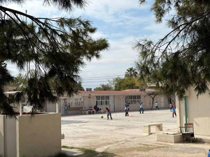 Directora de primaria en Frontera vende techo a constructora del intendente