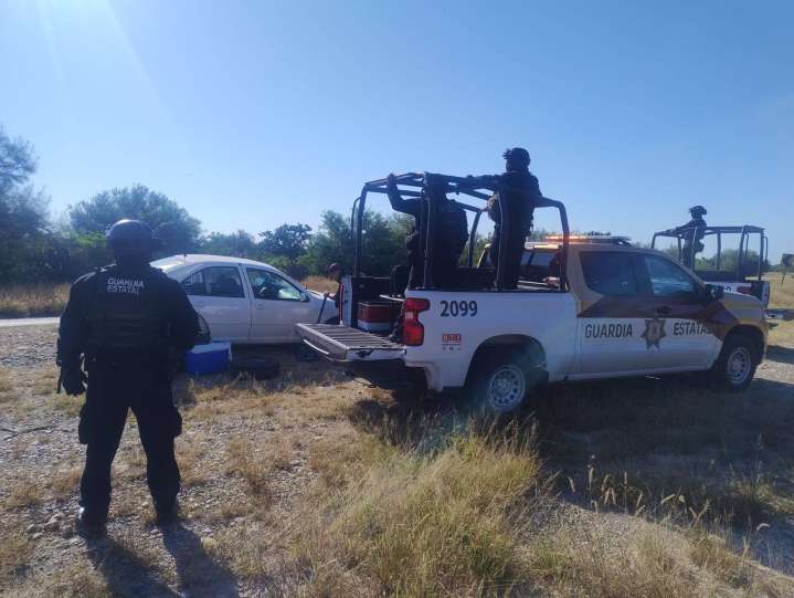 Guardia Estatal auxilia a conductora varada en la carretera Victoria