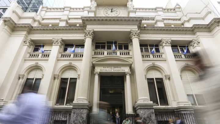 Milei busca reservas por la cuenta capital: ¿puede Argentina imitar a Australia y Brasil?