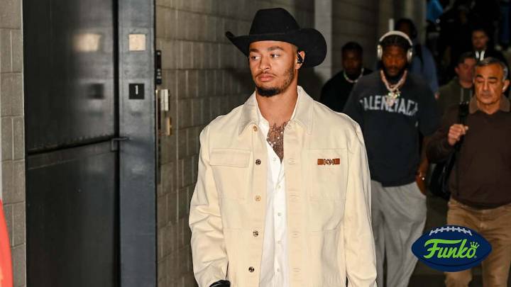 PHOTOS: Seahawks Depart Team Hotel and Arrive At Nissan Stadium For The Week 12 Matchup At The Titans