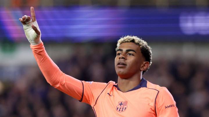 Lamine Yamal salva un punto para el Barcelona en Brujas (3