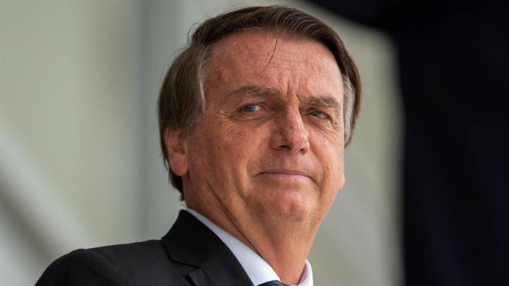 Bolsonaro dice haber estado en “paranoia” al quemar su grillete