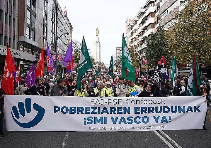 ELA y LAB presentan su demanda contra Confebask por el SMI vasco
