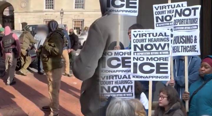 ¡CUIDADO con ICE en Rhode Island! Arrestan por error a muchacho de 16 años fuera de un juzgado: "Es solo un niño"