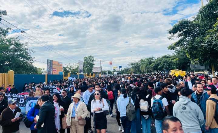 Masiva marcha en la UABJO: estudiantes y docentes exigen respeto a la autonomía ante injerencia del gobierno de Jara