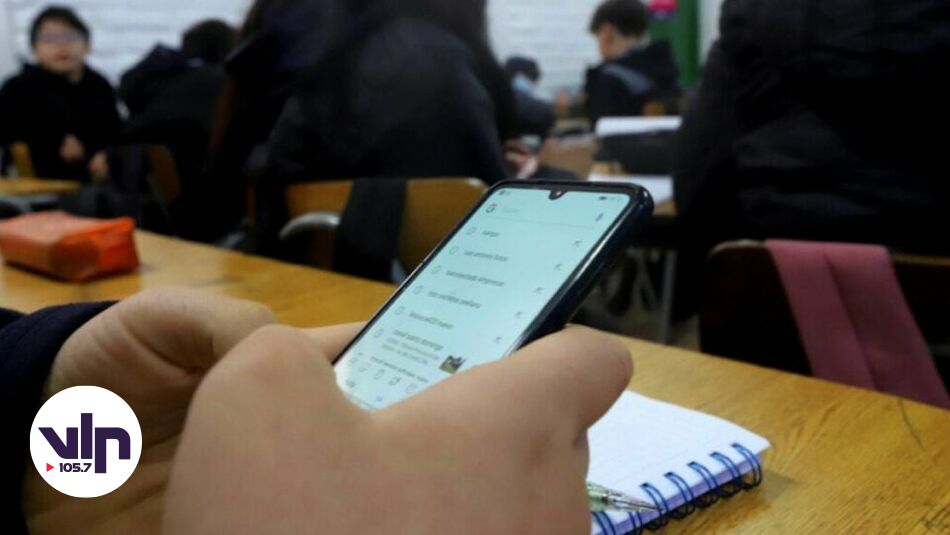 Prohibición de celulares en colegios entraría en vigencia en 2026 tras aprobación en el Senado
