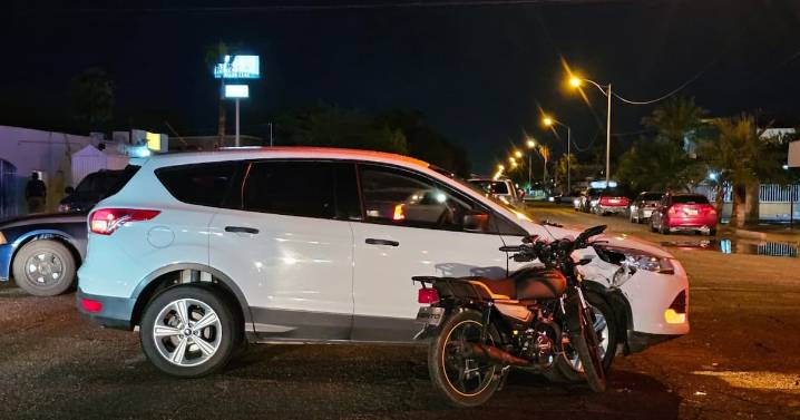 Choque entre motociclista y camioneta deja a joven herido en SLRC