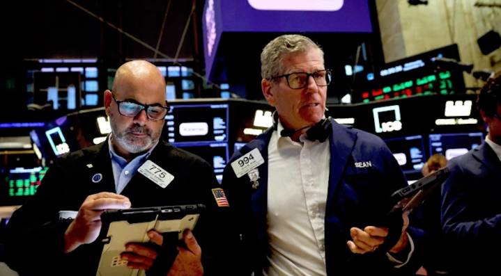 Wall Street cae por advertencias de bancos