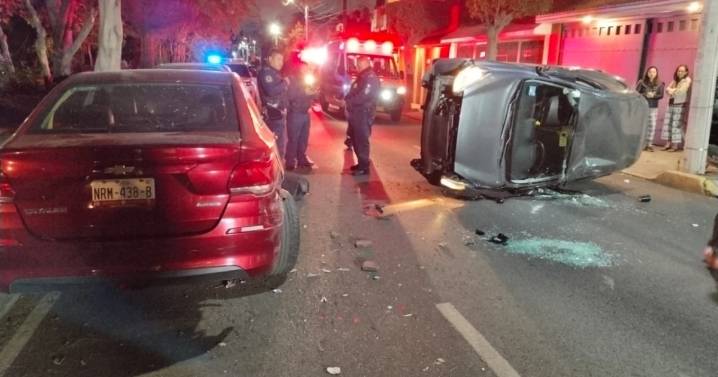 Aparatosa volcadura y choque provocan intensa movilización de emergencia en Coyoacán, CDMX: Mientras Dormía