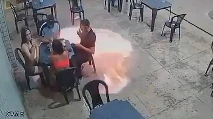 Una cámara capta cómo un cigarrillo está a punto de causar una tragedia en una gasolinera en Brasil